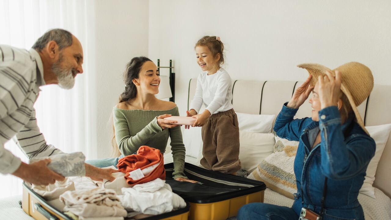 Familia programando su viaje