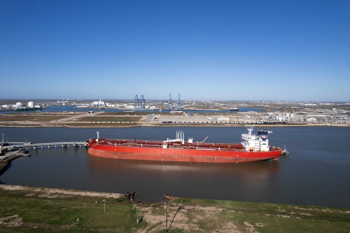 Una foto aérea muestra el petrolero Nave Photon, con un cargamento de petróleo venezolano, atracado en Freeport, Texas, el 16 de enero de 2026. Estados Unidos ha concretado una venta de petróleo venezolano, la primera desde que Washington tomó el control del sector tras el derrocamiento del presidente Nicolás Maduro,