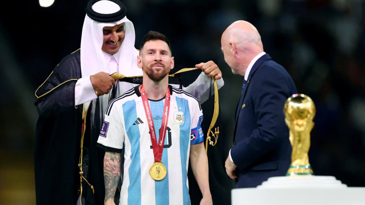 Lionel Messi alcanzó la cima mundial al ganar la Copa del Mundo con su país en Qatar 2022. Foto: Reuters.