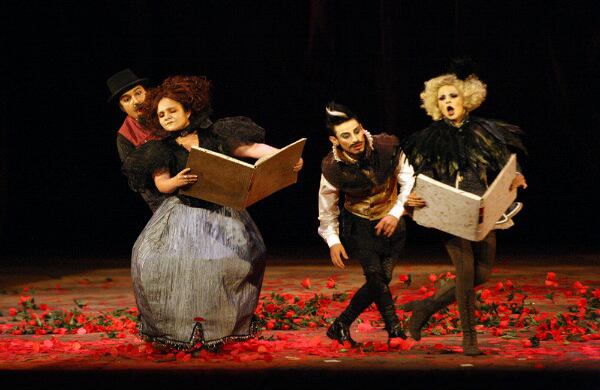 El montaje se caracteriza por la integración del talento colombiano con artistas consagrados -entre los que se destacan Juanita Lascarro, Camilo Mendoza, César Mora y Diego León Hoyos- como con artistas de circo, músicos, orquesta y coristas. 