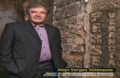Creer en la paz cuando la firma de un acuerdo entre gobierno y guerrilla está cerca es fácil. Lo difícil es jugarse por ella en medio de los tambores de la guerra. Y eso es lo que ha hecho el profesor Alejo Vargas a lo largo de su vida: apostar por una solución política al conflicto armado aún en los peores momentos.  La violencia política nunca le ha sido extraña. Nació y pasó sus primeros años en San Vicente de Chucurí, Santander, en medio de los rescoldos de muerte que había dejado la violencia de mediados del siglo XX. Aunque quería ser abogado, terminó por estudiar Trabajo Social en la Universidad Industrial de Santander, la única profesión humanística ofrecida en aquel tiempo en Bucaramanga.  Durante sus primeros años como profesional  conoció a pie prácticamente todo el país,  trabajando con el gobierno en programas de desarrollo rural. Afianzó su vocación académica con un doctorado en Ciencia Política y con estos pergaminos entró como profesor de tiempo completo a la Universidad Nacional.  Desde que fue asesor de paz del gobierno de Ernesto Samper, a través de la comisión facilitadora del diálogo con el ELN ha hecho cientos de gestiones para que no se rompan los puentes de conversación con esta guerrilla.  Cuando comenzaron los diálogos de La Habana, la Universidad Nacional creó el Centro de Pensamiento para la Paz, que dirige Vargas. Desde allí, junto con el PNUD, promueve la participación de la sociedad civil en las conversaciones. Su obra académica, encaminada a comprender el conflicto armado colombiano, y sus columnas de prensa, serenas y reflexivas, dan cuenta de un hombre que ha dedicado la vida a construir la paz con una poco habitual combinación de  trabajo desde la base y producción intelectual. Por eso, si la ciencia de la paz es la paciencia, puede decirse que Alejo Vargas es todo un científico de la paz.