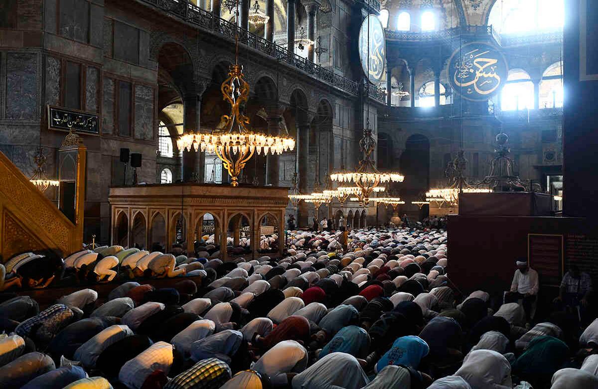La gente reza dentro de la mezquita de Santa Sofía de la era bizantina durante las oraciones de la tarde, en el histórico distrito de Sultanahmet de Estambul, el viernes 24 de julio de 2020. (AP Photo/Omer Kuscu)