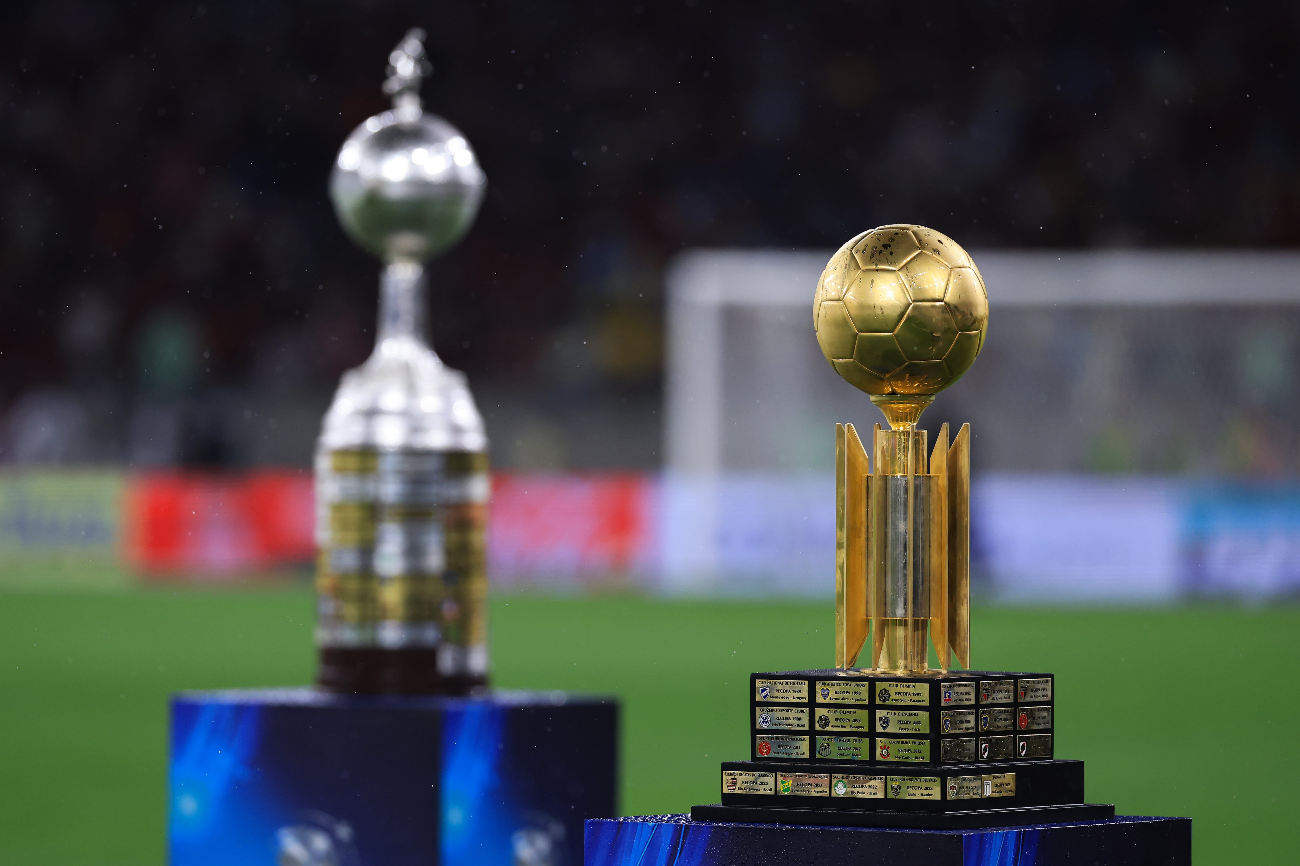 Trofeo de la Recopa Sudamericana.