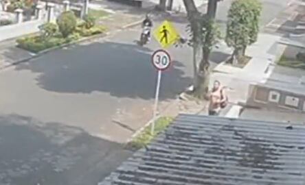 Extracto del video en que es abordado Diego Mazabel por el criminal que le quitó la vida.