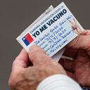 Un anciano mira su cartilla de vacunación después de recibir una inyección de la vacuna CoronaVac para el COVID-19 desarrollada por la compañía biofarmacéutica china Sinovac Biotech, en una clínica en Santiago, Chile, el miércoles 3 de febrero de 2021. (AP Foto/Esteban Felix)