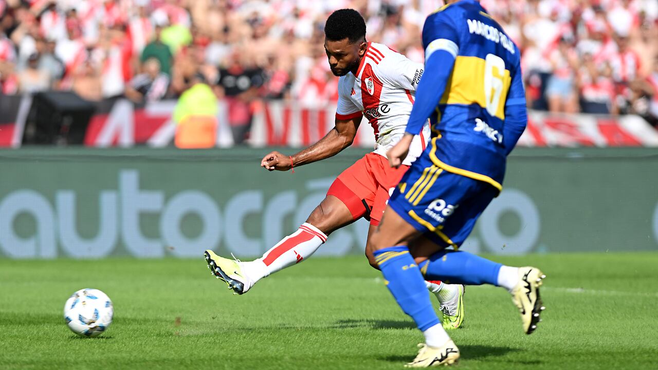 Miguel Borja definiendo un gol ante Boca Juniors