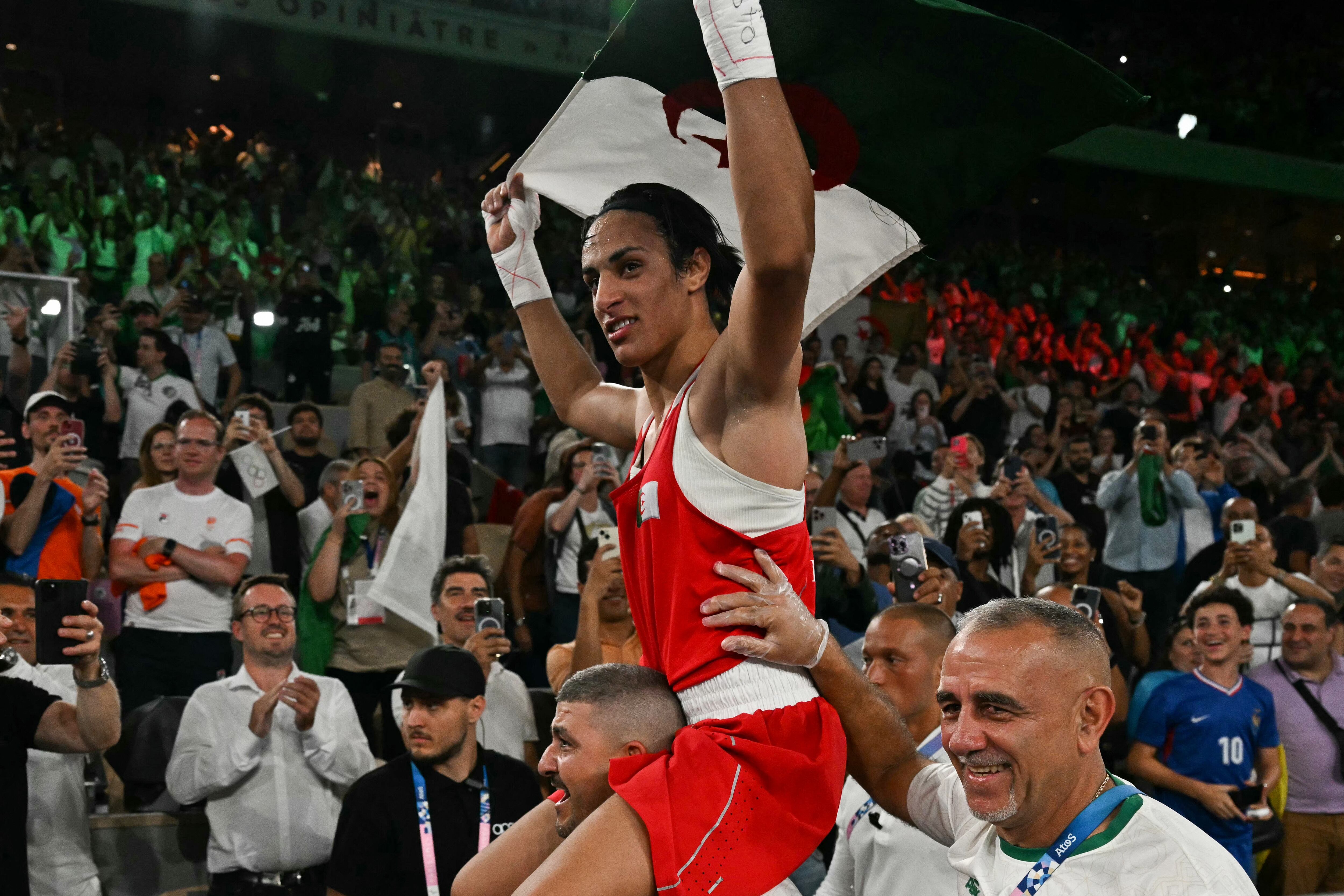 La boxeadora Imane Khelif, envuelta en una polémica de género, ganó medalla de oro en los Juegos Olímpicos de París 2024.