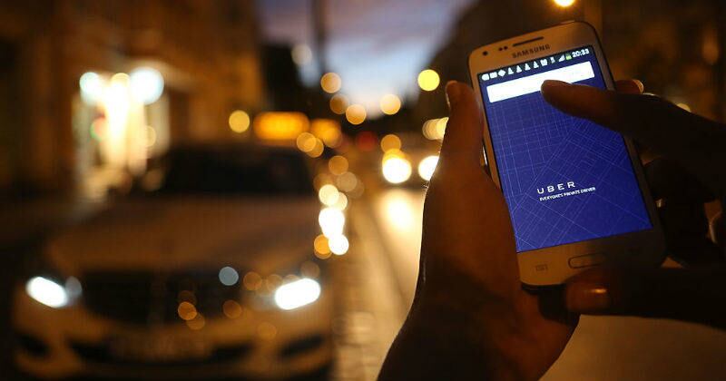 Un caso de intolerancia ocurrió en Santiago de Chile, donde un grupo de jóvenes adquirió el servicio de Uber, pero se llevaron la sorpresa de que uno de ellos fue brutalmente atacado por el conductor, debido a que cambiaron en plena carrera el método de pago. 