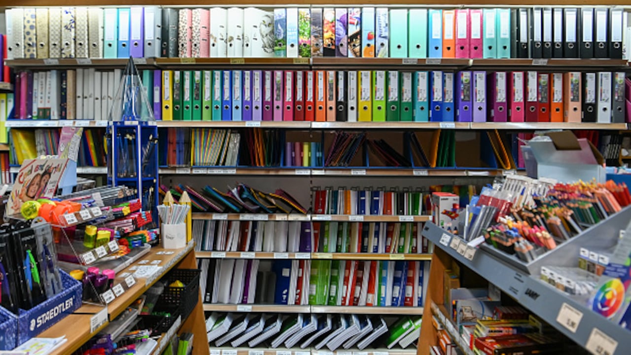 Libros y cuadernos nuevos representan una inversión significativa para las familias con menores que van al colegio.