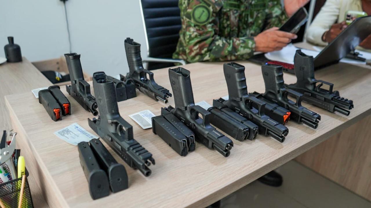 Armas decomisadas por las autoridades en empresas de vigilancia en Barranquilla.