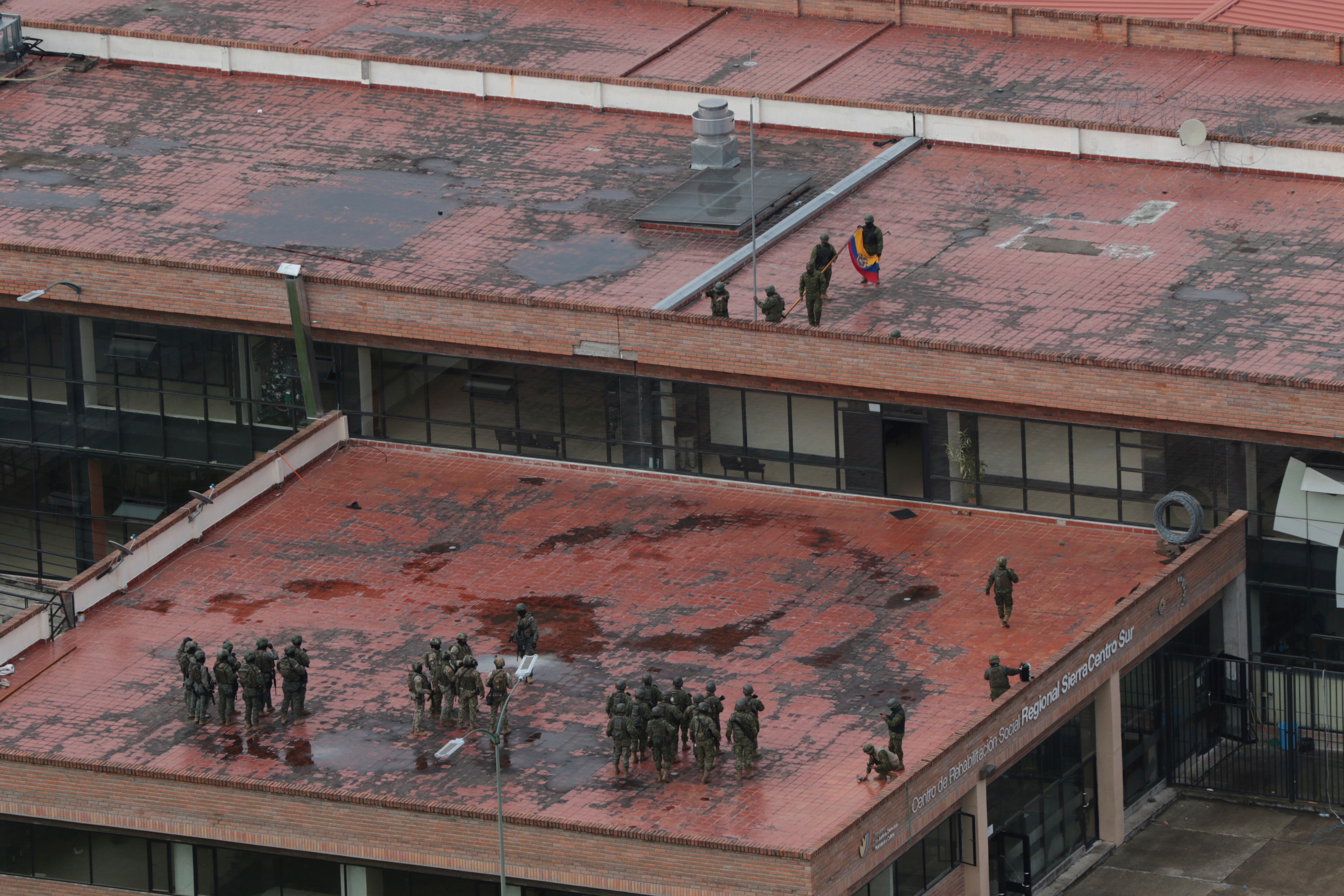 Noboa desplegó a miles de militares en calles y cárceles con espectaculares operativos, medidas que le acercan a Bukele, quien ha encarcelado a más de 73.000 presuntos criminales bajo un polémico estado de emergencia.