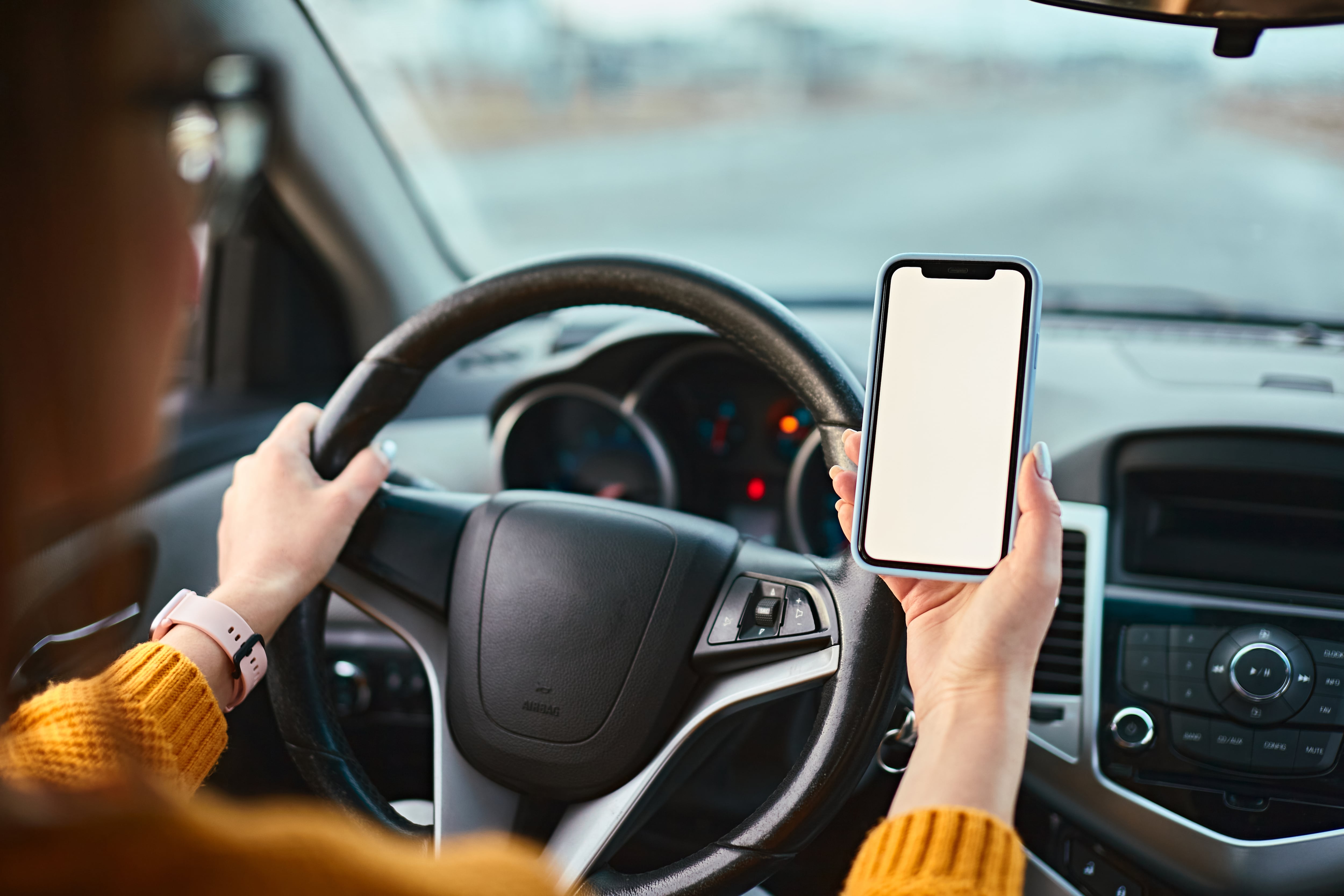 Usar el teléfono mientras conduce es una práctica irresponsable.