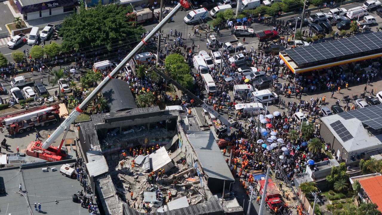 Rescatistas buscan a sobrevivientes en el club nocturno Jet Set después de que el techo del lugar se vino abajo durante un concierto de merengue, el martes 8 de abril de 2025, en Santo Domingo, República Dominicana.