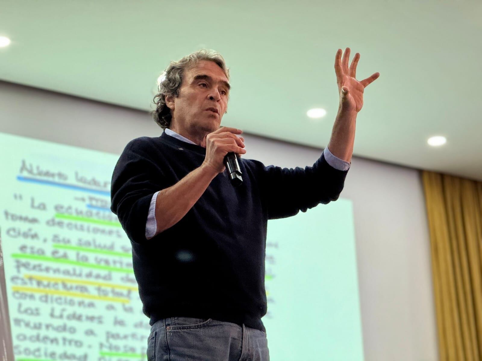 "Yo lideraré uno de los gobiernos más complejos de la historia de Colombia, porque tras terminar el actual, lo que hay que hacer es reconstruir la nación, después de semejante improvisación", expresó Sergio Fajardo a su paso por el Cauca.