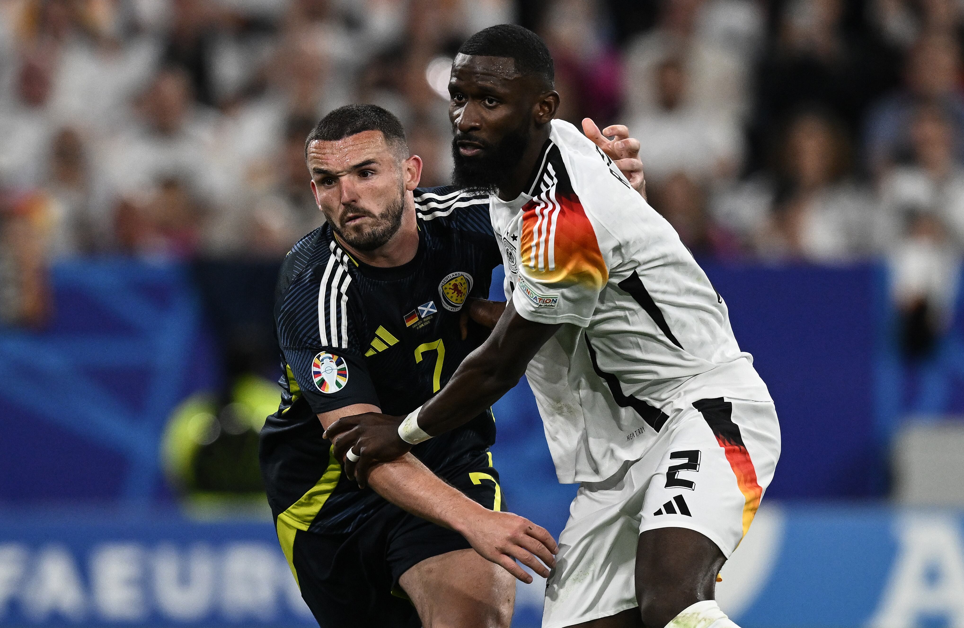 Antonio Rüdiger forcejea con rival de Escocia en el debut de Alemania en la Euro 2024