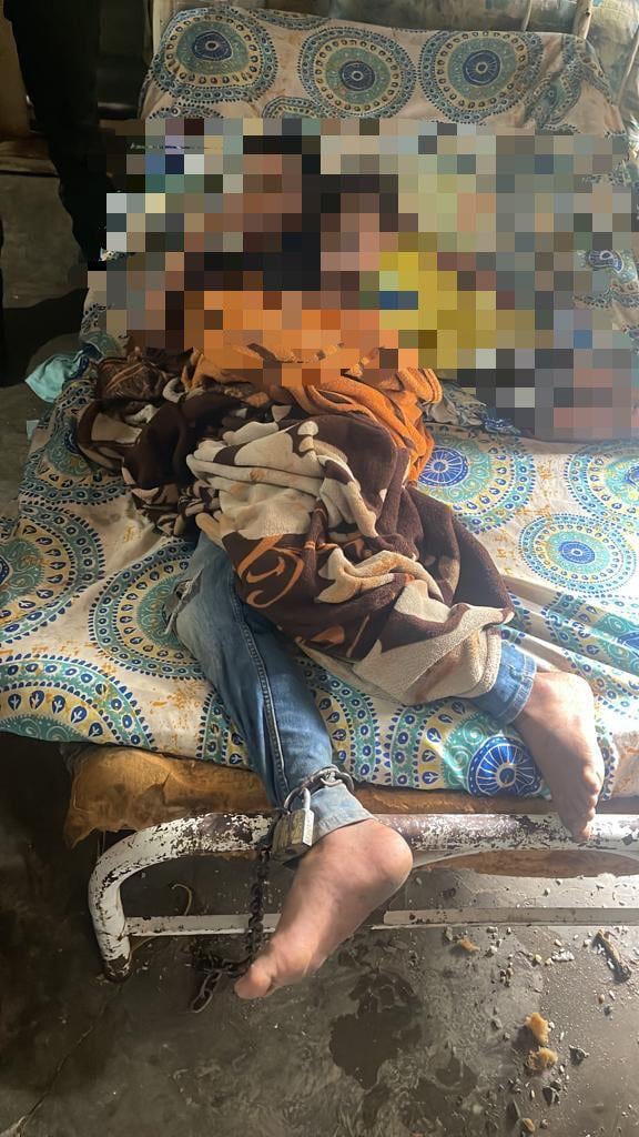 El niño mayor de 11 años estaba encadenado de su pie a la cama.