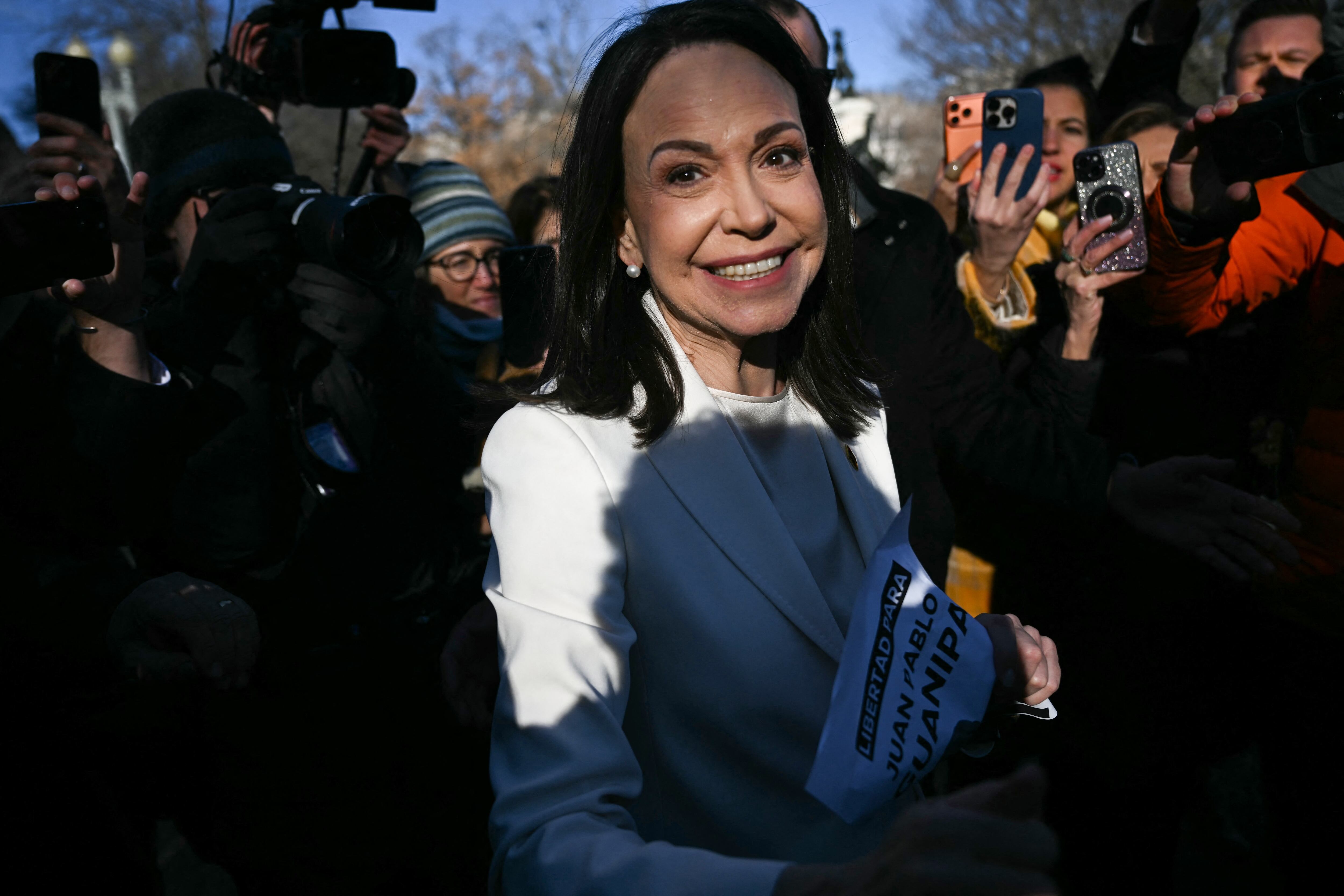 A la salida de su reunión con el presidente Trump, María Corina Machado se mostró optimista frente al apoyo para la libertad en su país. (Photo by Brendan SMIALOWSKI / AFP)