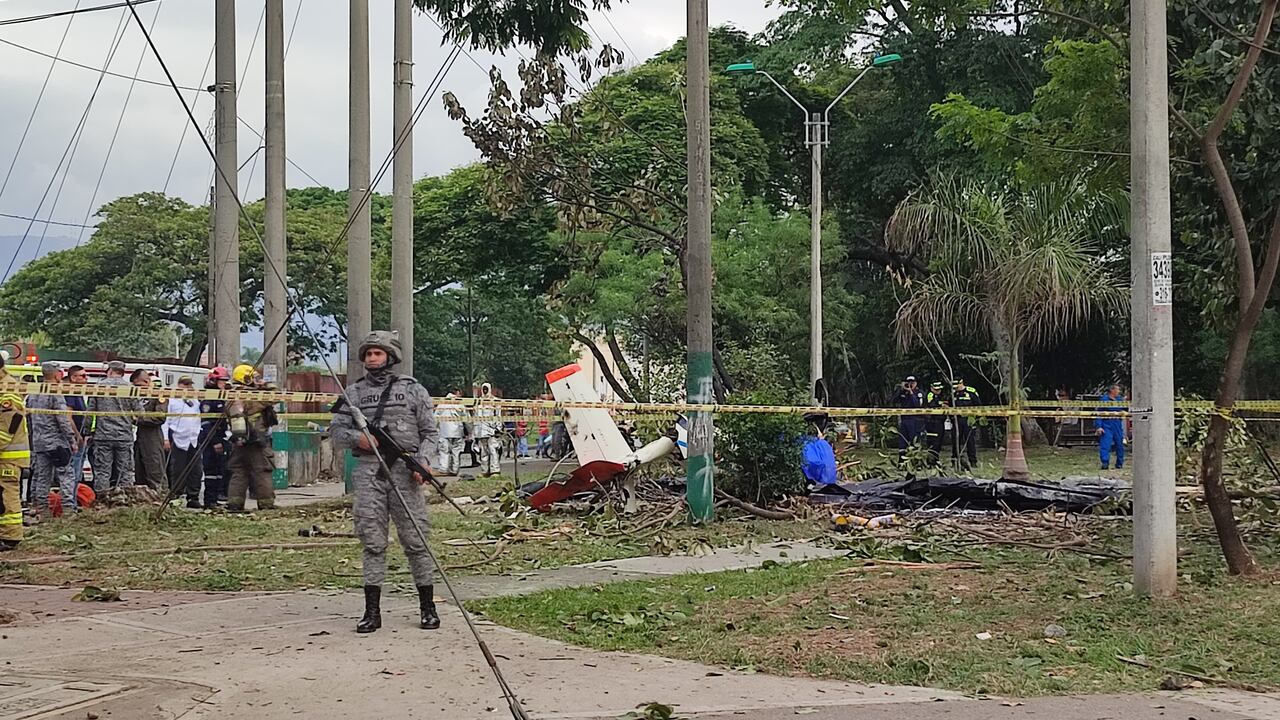 Accidente de avioneta de la FAC en Cali. Foto: Jorge Orozco / El País