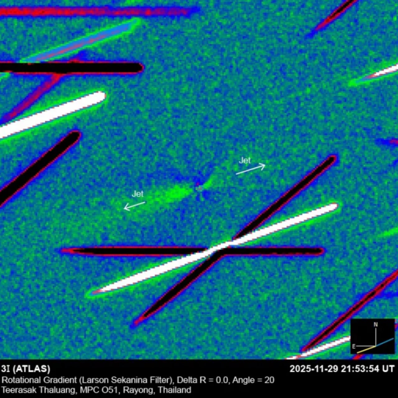 Las imágenes revelan chorros que, si expulsan material de forma rítmica, generarían una pulsación luminosa.