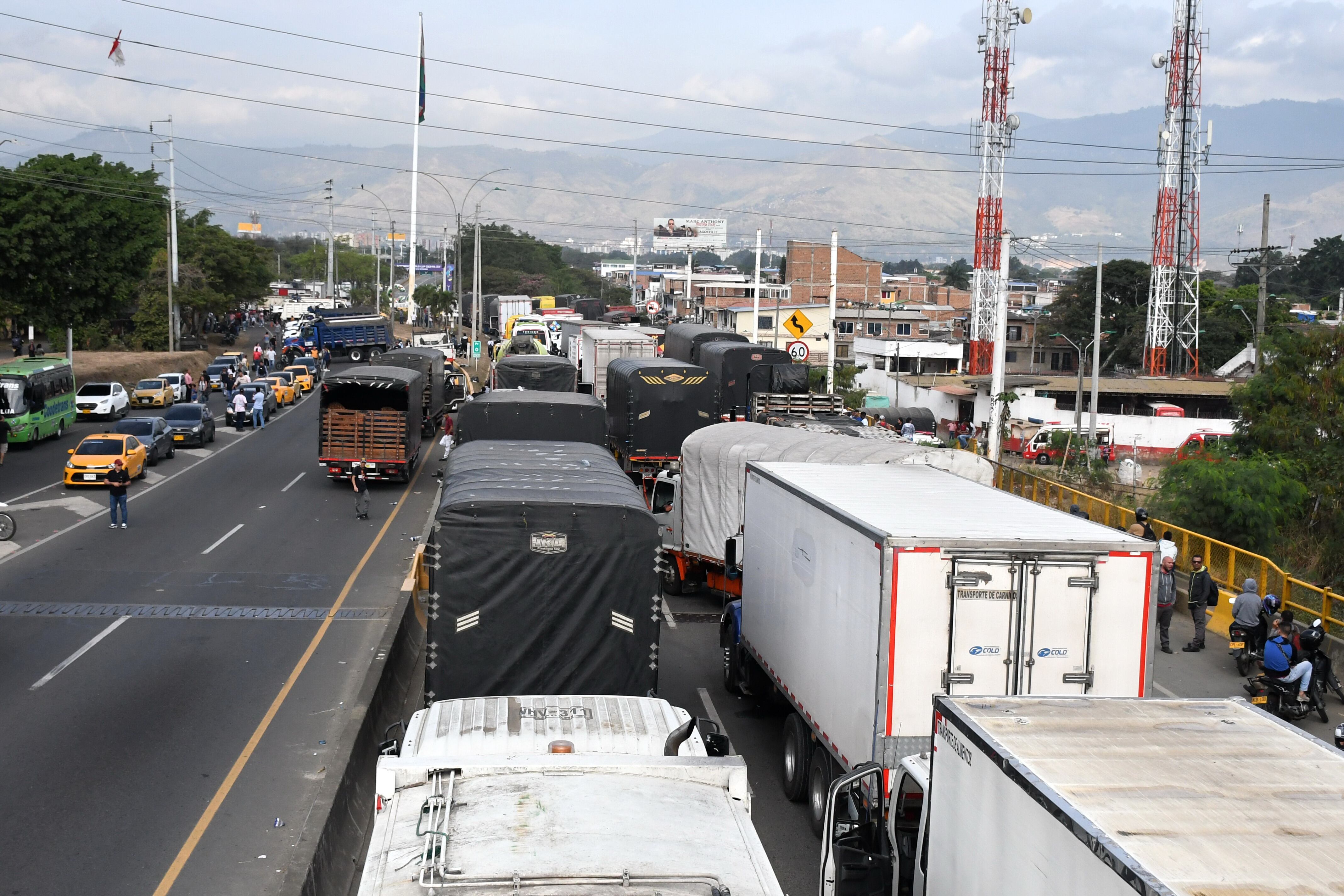 Paro camionero en los diferentes ingresos a Cali.( Puente del Comercio, Juanchito y Céncar.)fotos José Guzmán)