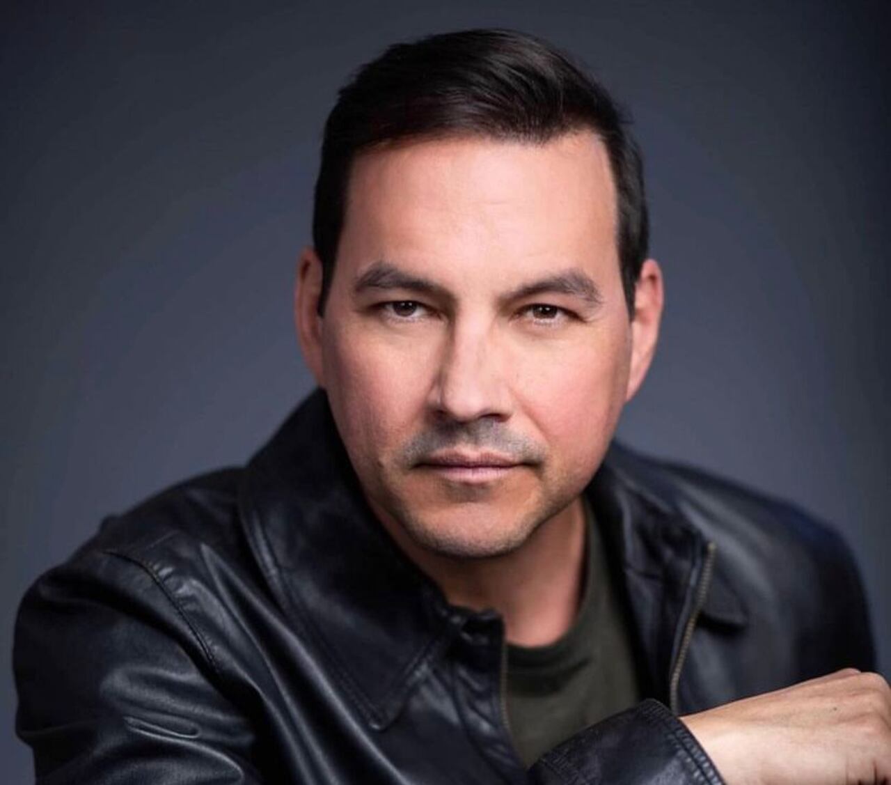 El artista brilló con su talento en varias series.