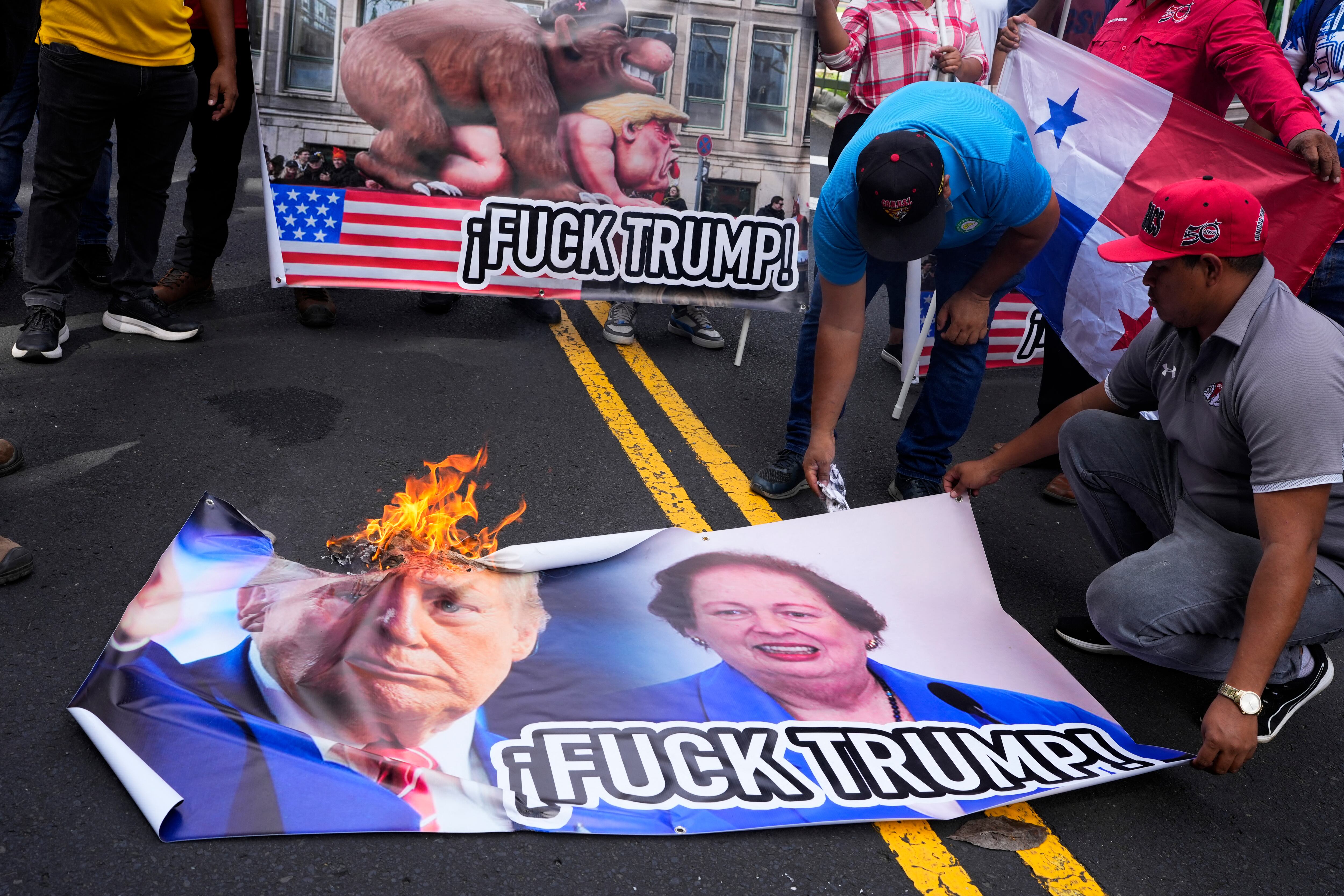 Los manifestantes queman una pancarta con la imagen del presidente electo de Estados Unidos, Donald Trump, y la embajadora de Estados Unidos en Panamá, Mari Carmen Aponte, durante una protesta frente a la embajada de Estados Unidos en la ciudad de Panamá el 24 de diciembre de 2024. El estado del Canal de Panamá no es negociable, presidente José Raúl Mulino dijo en una declaración del 23 de diciembre firmada junto con ex líderes del país después de las recientes amenazas de Donald Trump de recuperar la vía fluvial artificial. (Foto de ARNULFO FRANCO / AFP)