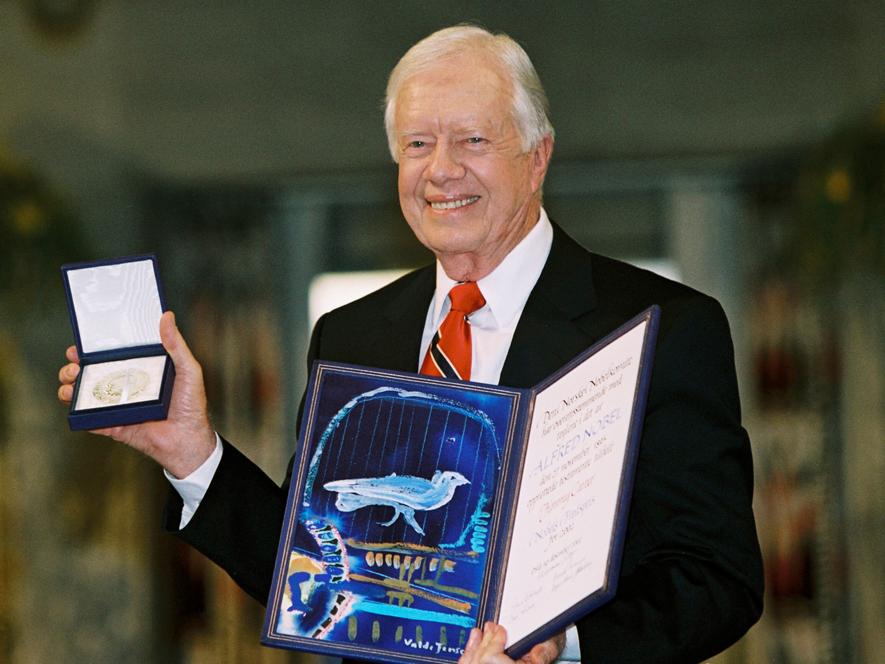 El ex presidente estadounidense Jimmy Carter sostiene su Premio Nobel de la Paz el 10 de diciembre de 2002 en Oslo, Noruega.