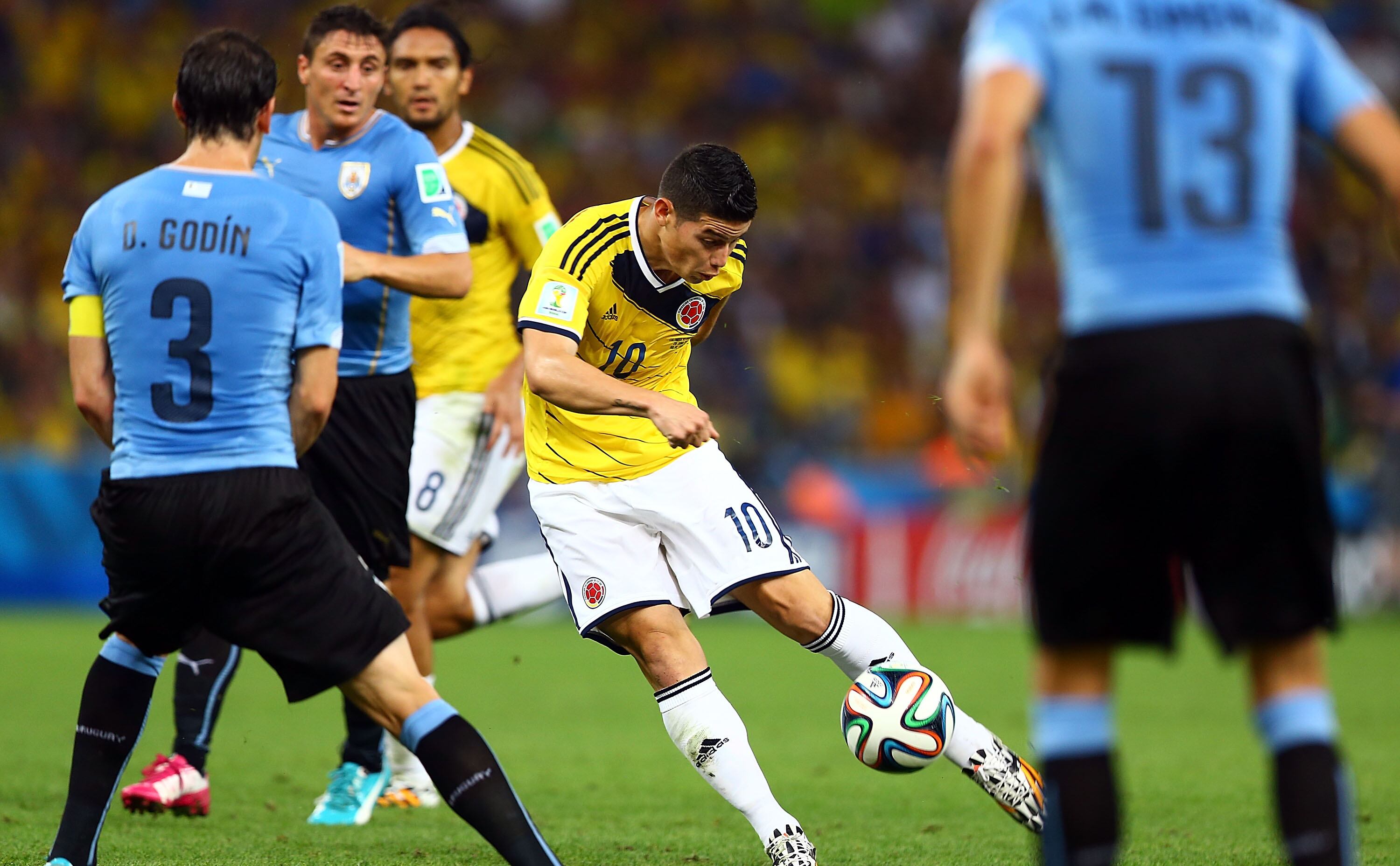 (4 y 5) El golazo de James Rodríguez a Uruguay en 2014. El mejor de aquel Mundial.
