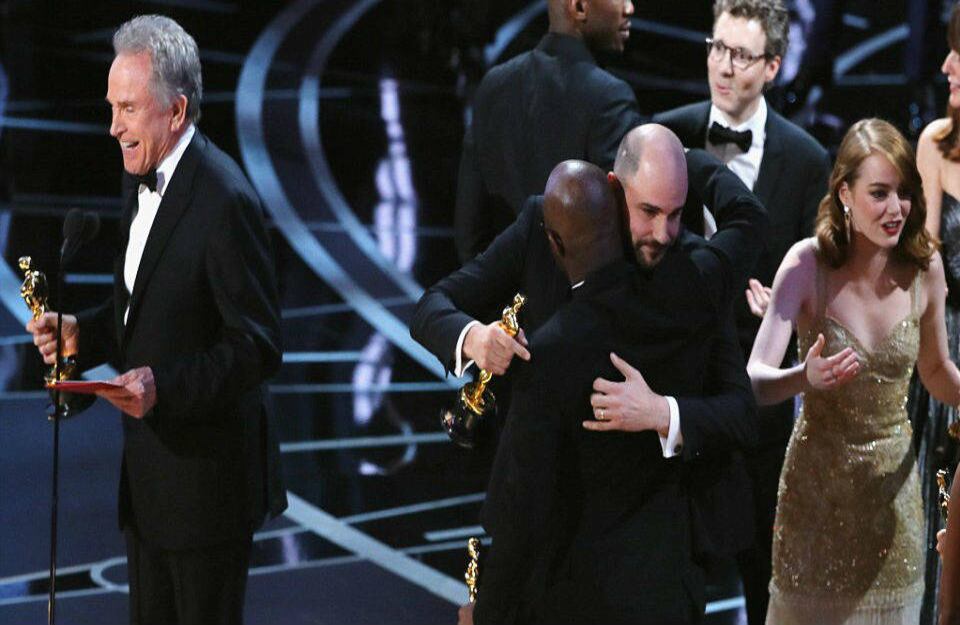 El actor Warren Beatty dijo que cuando el sobre que recibió decía "Emma Stone - 'La la land'".