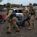 Militares ucranianos cargan una bolsa con el cuerpo de una persona después de un ataque ruso en Zaporizhzhia, Ucrania, el viernes 30 de septiembre de 2022.