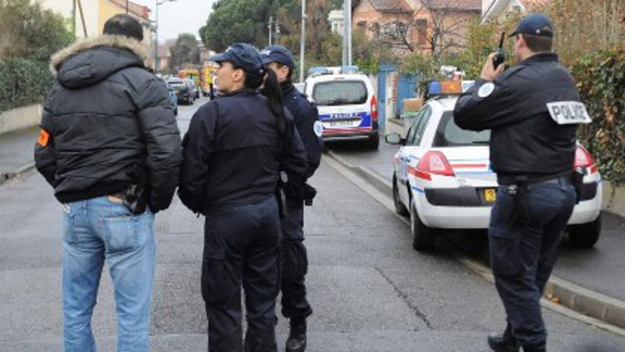 La policía francesa tiene rodeada la residencia del sospechoso.