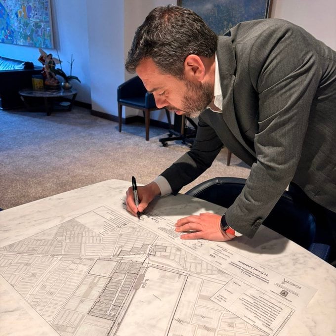 "Firmamos el decreto que pone en marcha las Ondas Metropolitanas, con las que le apostamos a que el Metro traiga desarrollo, renovación y mejor calidad de vida", C. F. Galán en X.