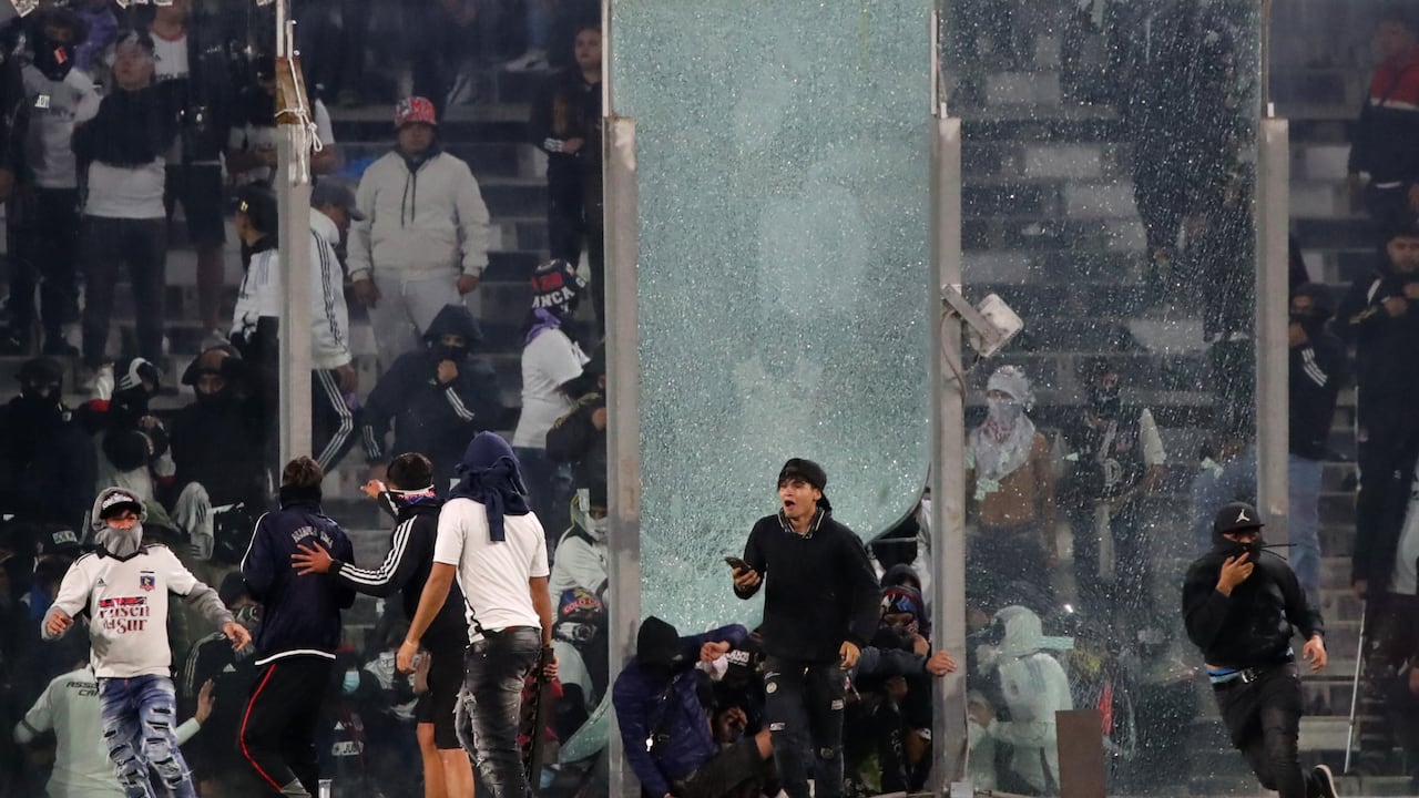 Futbol, Colo Colo vs Fortaleza.
Fase de grupos, Copa Libertadores 2025.
Hinchas de Colo Colo son fotografiados durante el partido de copa libertadores por el grupo E contra Fortaleza disputado en el estadio Monumental en Santiago, Chile.
10/04/2024
Jonnathan Oyarzun/Photosport
Football, Colo Colo vs Fortaleza.
Group stage, Copa Libertadores 2025.
Colo Colo�s fans are pictured during the copa libertadores match for group E against Fortaleza at the Monumental stadium in Santiago, Chile.
10/04/2024
Jonnathan Oyarzun/Photosport (Photo by JONNATHAN OYARZUN/PHOTOSPORT / PHOTOSPORT / Photosport via AFP)