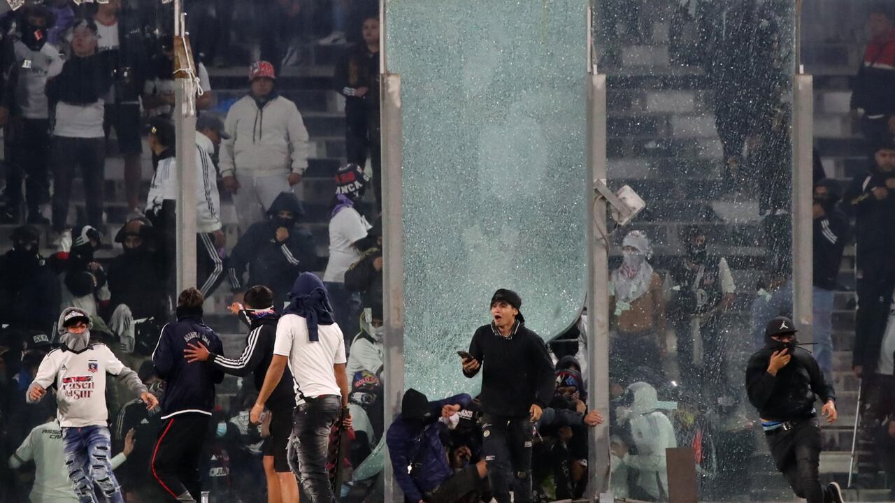 Hinchas de Colo-Colo provocaron la suspensión del partido a los 65 minutos