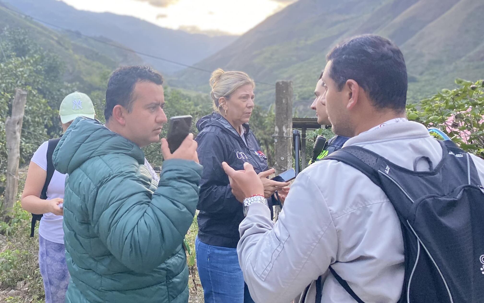 "El día de hoy personal de la Alcaldía Municipal, bomberos voluntarios, Policía Nacional de los Colombianos y CTI recorrieron nuevamente el área y visitaron fincas vecinas. Se han adelantado entrevistas durante más de 36 horas las cuales fueron lideradas por la Directora de Fiscalías del Tolima Fiscalía General de la Nación Colombia", manifestó el mandatario municipial.