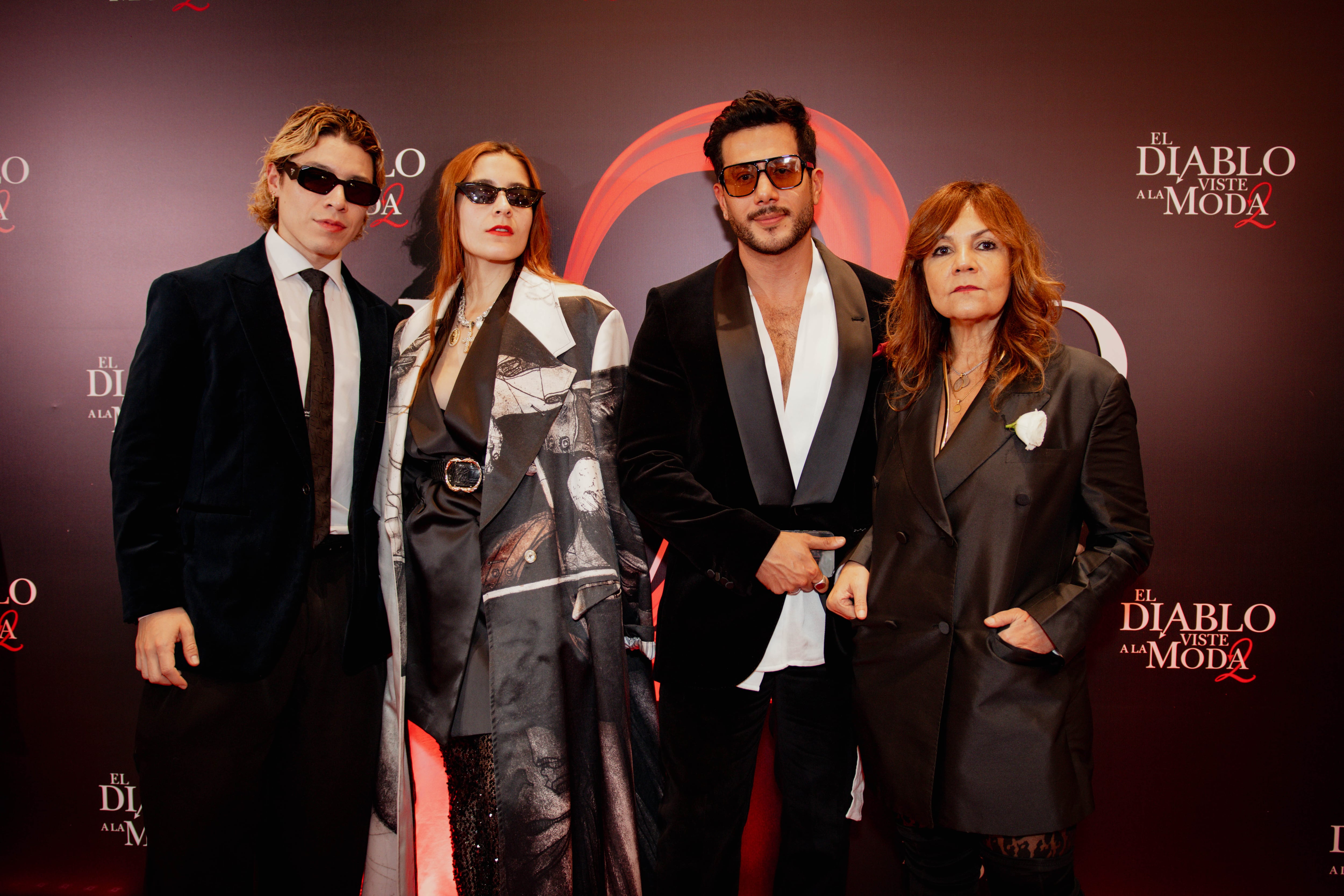 Lina Cantillo presentó el traje cruzado texturizado San Pachero, elaborado en piqué blanco por sastres colombianos;