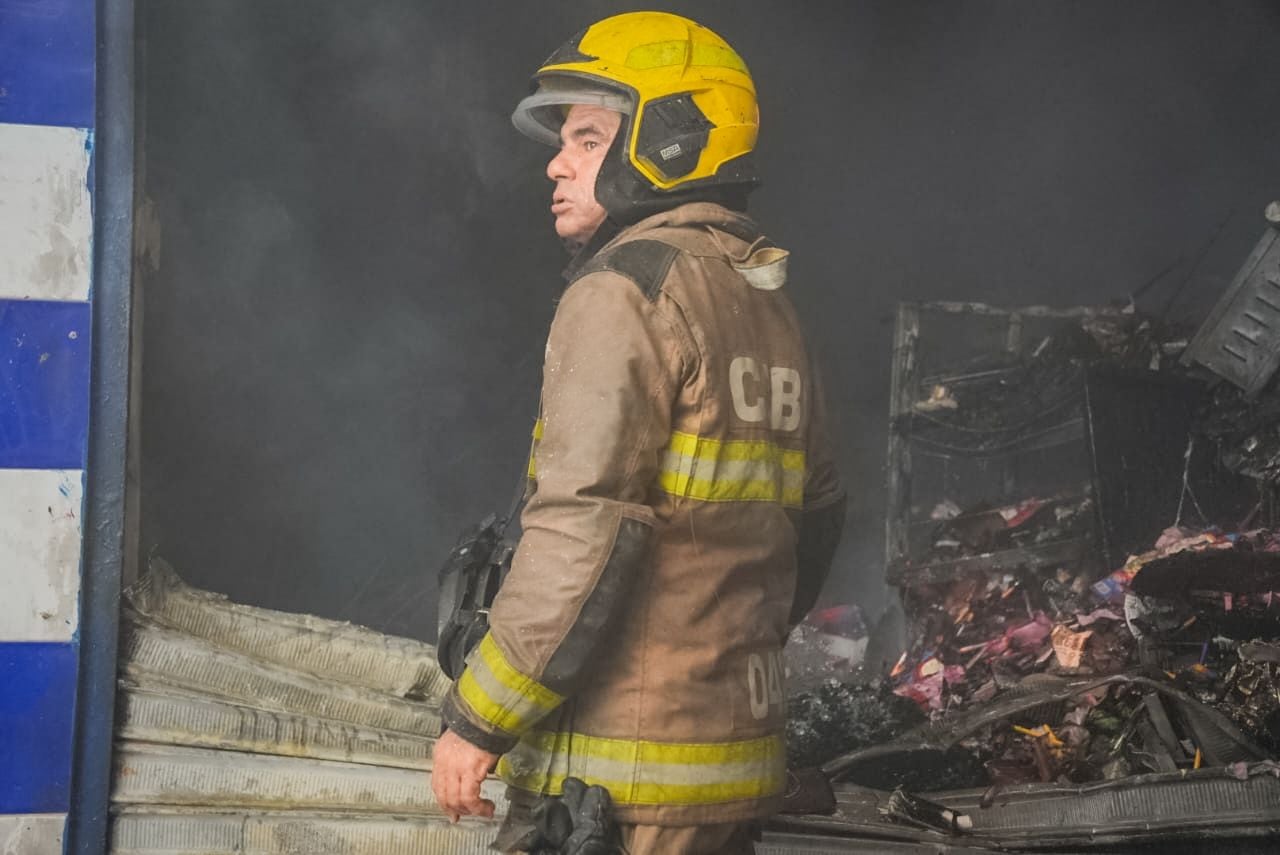 Bomberos controlando incendio en Cartagena.