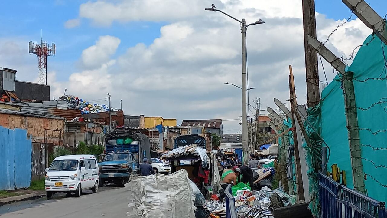 En la calle 17 entre carreras 57 y 58 los habitantes de calle y recicladores se adueñaron del espacio público.