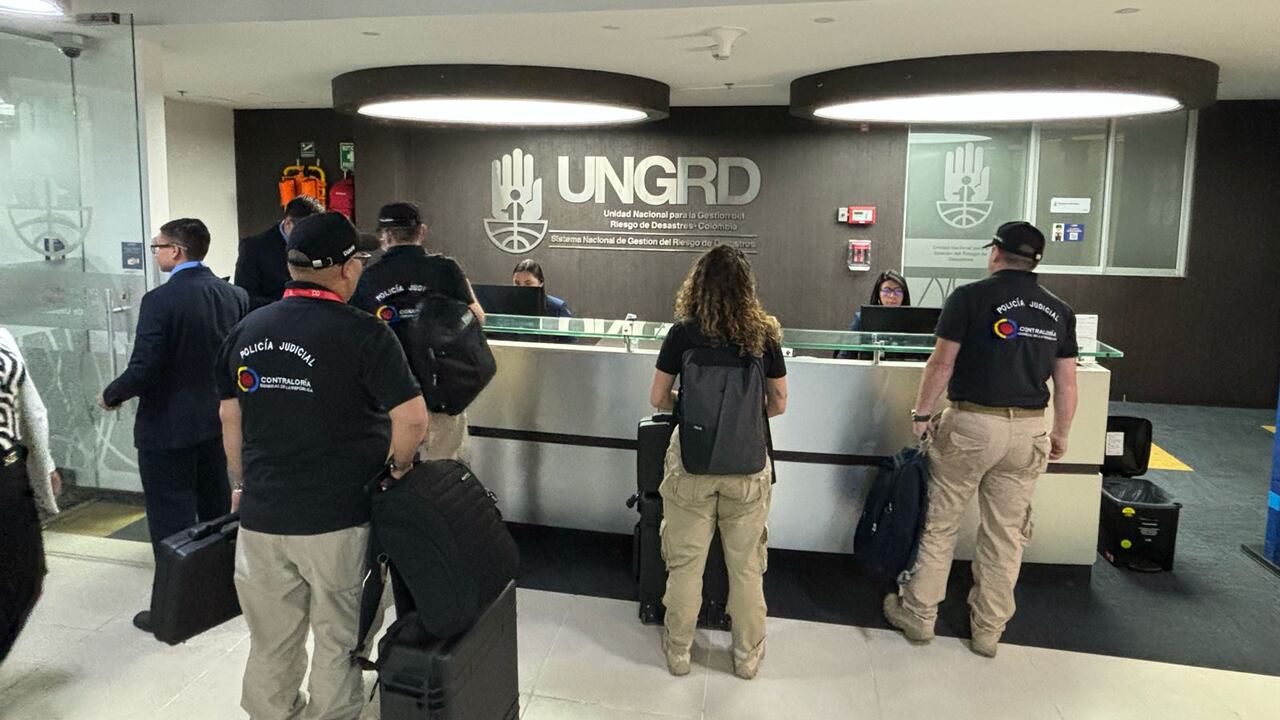 Funcionarios de la Contraloría llegando a la Unidad Nacional para la Gestión del Riesgo de Desastres en Uribia (La Guajira)