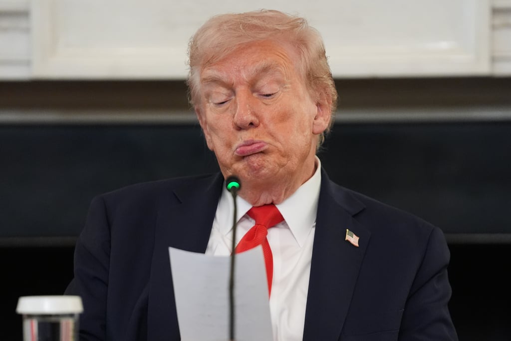 228 / 5.000
El presidente Donald Trump lee una nota que le entregó el secretario de Estado, Marco Rubio, durante una mesa redonda sobre Antifa en el Comedor de Estado de la Casa Blanca, el miércoles 8 de octubre de 2025, en Washington. (Foto AP/Evan Vucci)