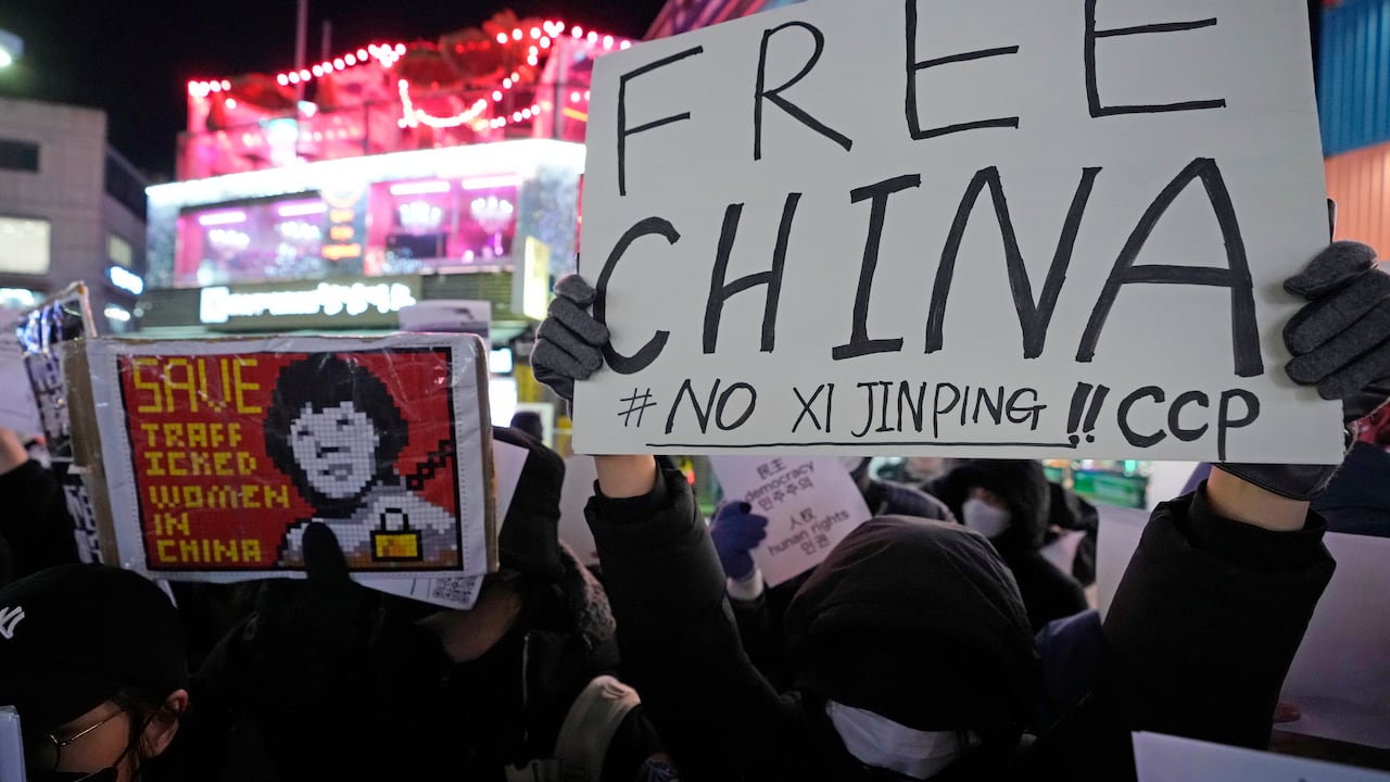 Los manifestantes organizan una manifestación para denunciar las continuas políticas de cero covid del gobierno chino en Seúl, Corea del Sur, el miércoles 30 de noviembre de 2022. (AP Photo/Ahn Young-joon)