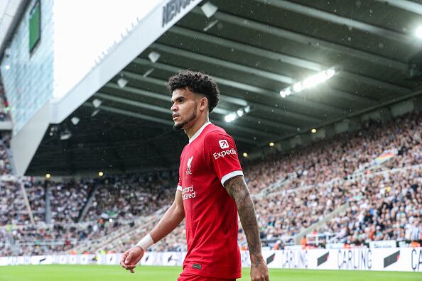 Luis Díaz dejando el campo de juego.