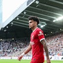 Luis Díaz dejando el campo de juego.