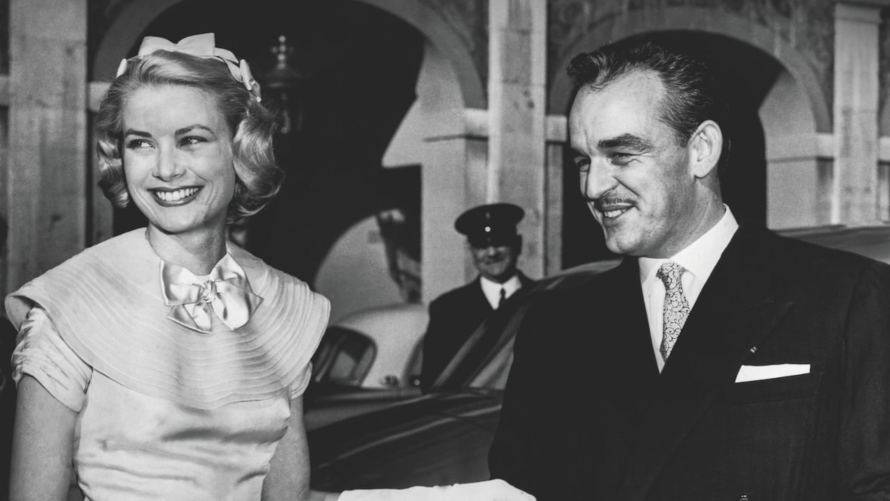 Grace Kelly y Rainiero III días antes de su boda en 1956. Ella le ocultó que en Hollywood había tenido romances con hombres casados como Clark Gable y Ray Milland.