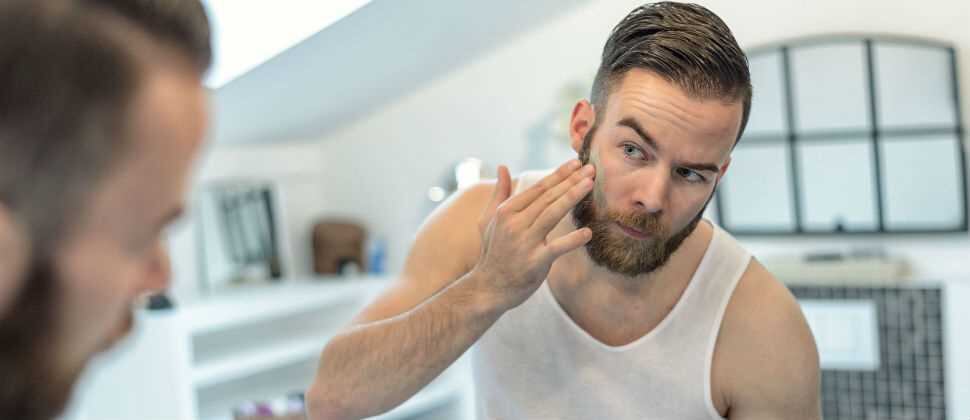 La caspa en la barba genera una descamación de la piel que es antiestética, molesta y puede generar picores intensos que causan irritación en la epidermis.
