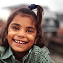 Retrato de risa de niña alegre de cerca.