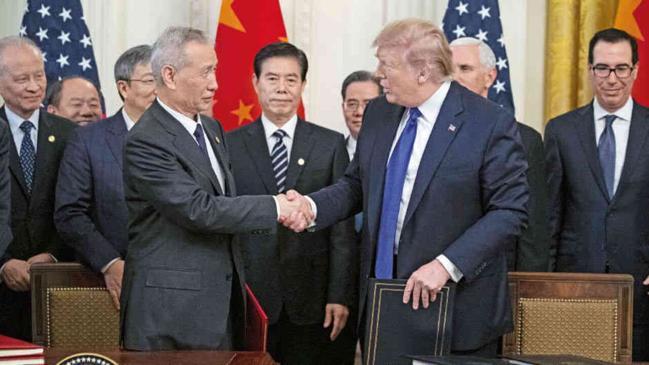 El viceprimer ministro chino Liu He y el presidente Donald Trump firmaron el acuerdo. Sin embargo, la incertidumbre persiste porque no soluciona todas las controversias.
