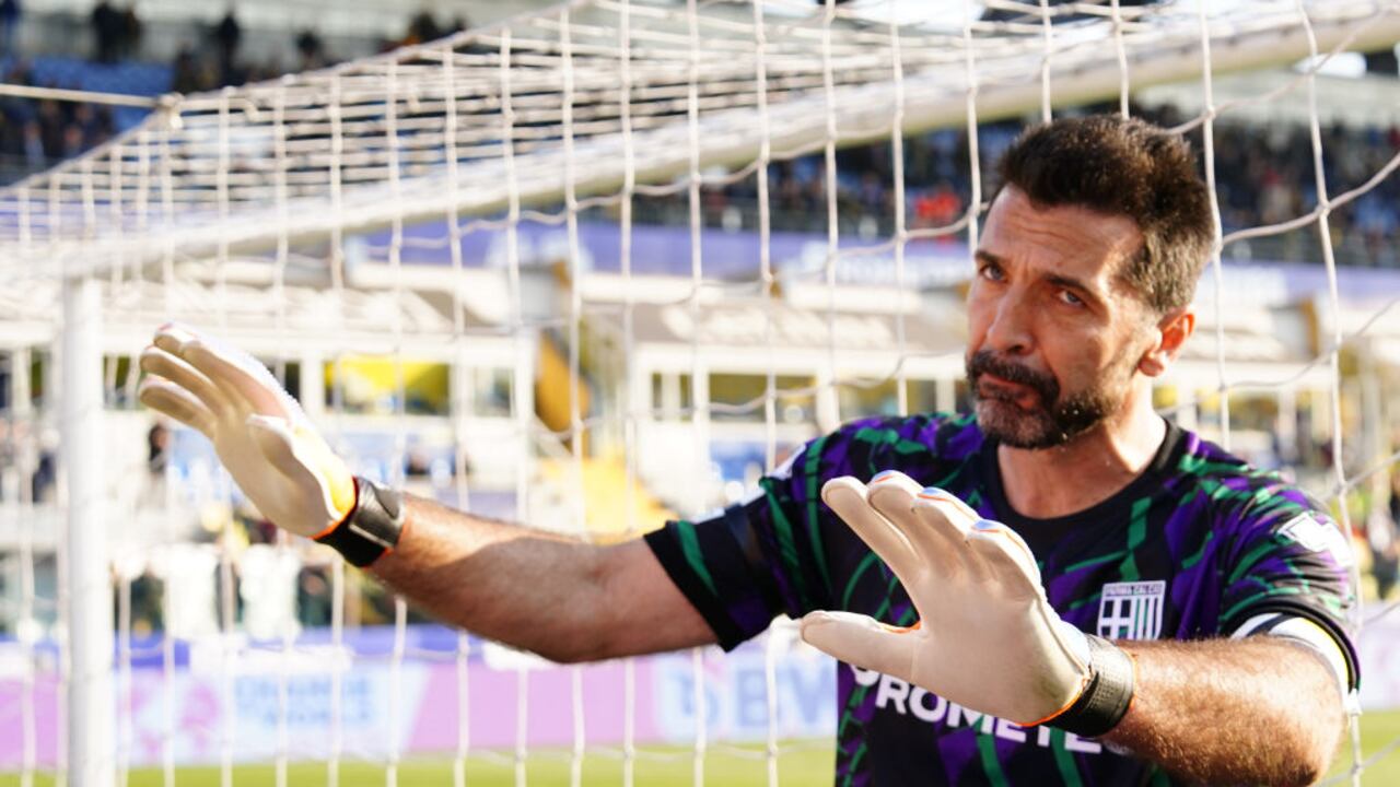 Gianluigi Buffon se retira del fútbol profesional a sus 45 años.