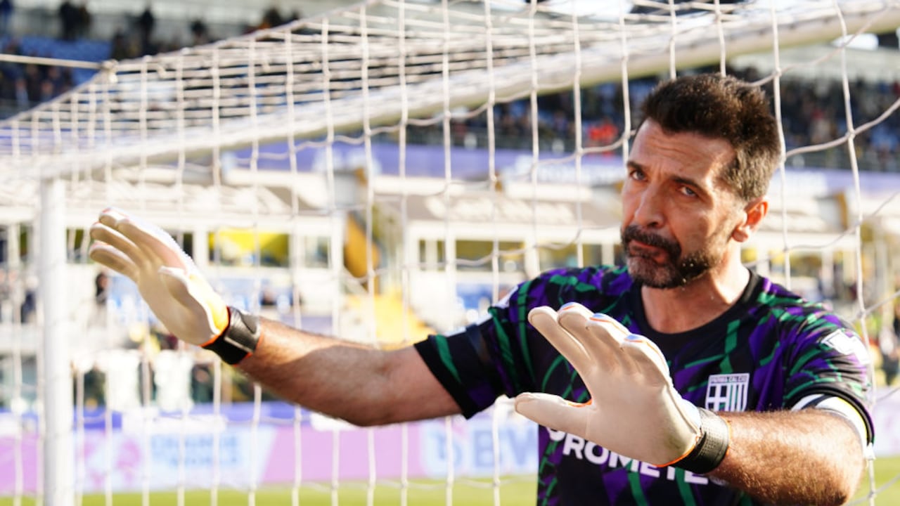 Gianluigi Buffon se retira del fútbol profesional a sus 45 años.