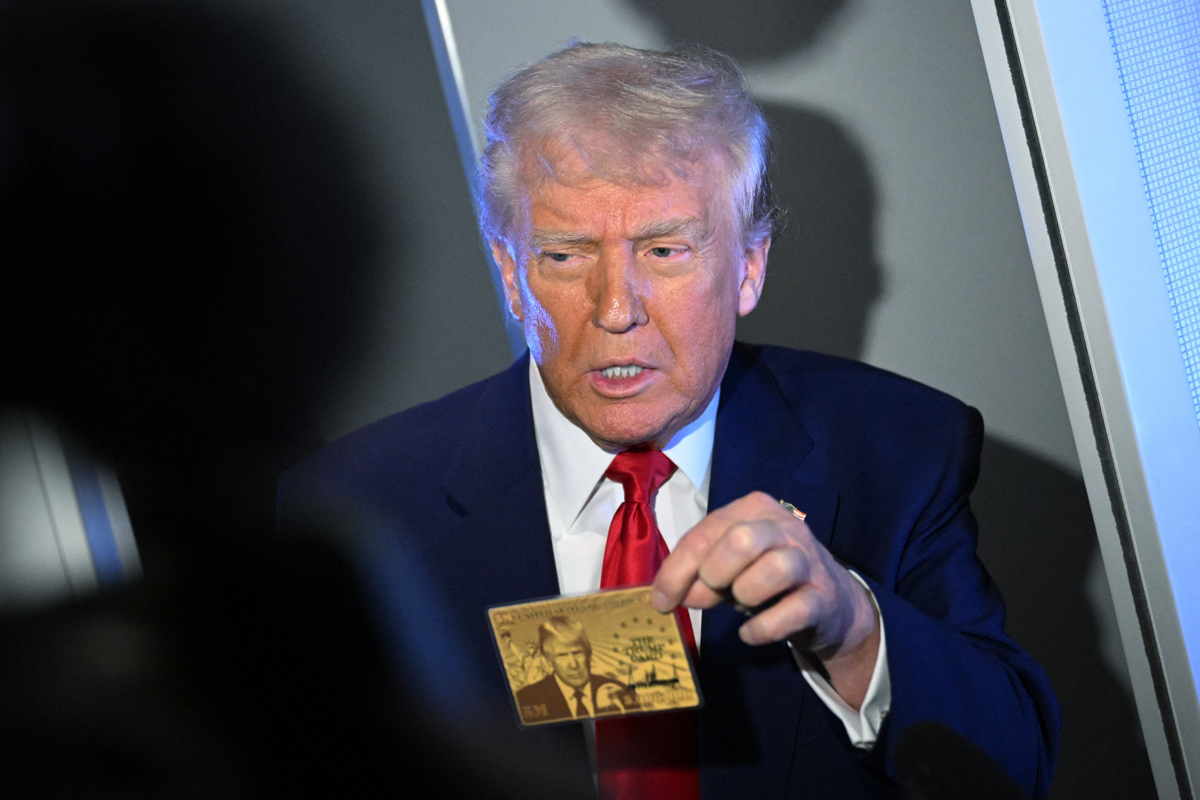 Donald Trump presenta la tarjeta dorada